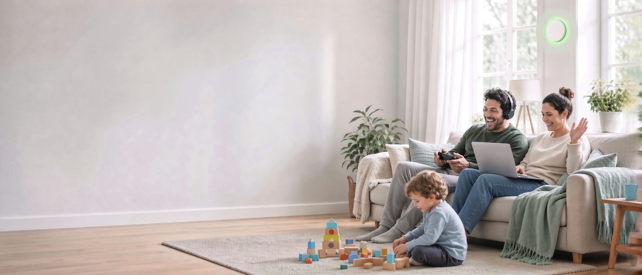 Gezin op de bank in de woonkamer, met een access point van ImmerOnline aan de muur